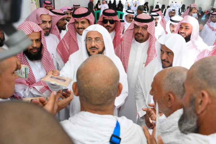 اطلع على الخدمات المقدمة للمعتمرين والزوار.. وزير الشؤون الإسلامية يتفقد مشاريع مسجد التنعيم وجاهزية مرافقه