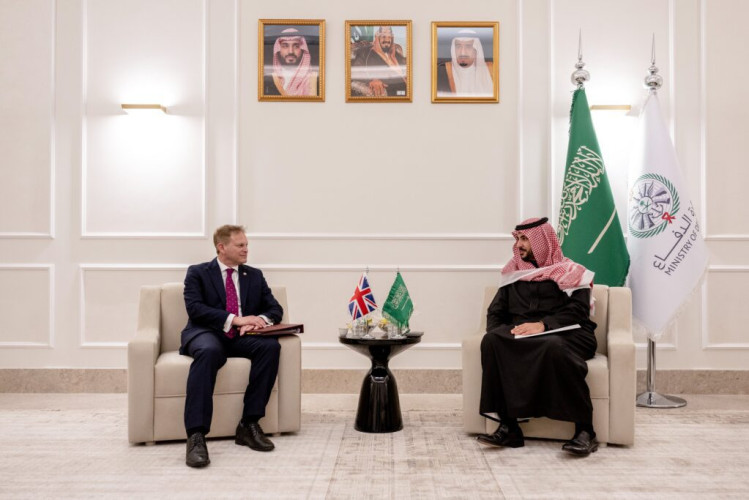 وزير الدفاع يلتقي وزير الدفاع البريطاني