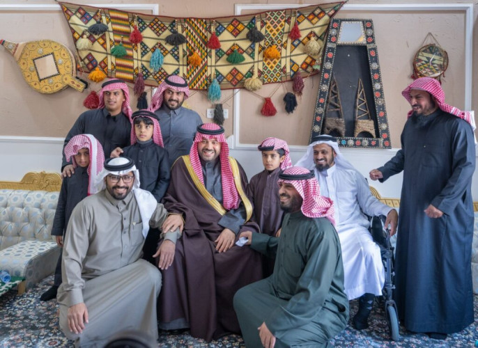 أمير الحدود الشمالية يزور مواطنَين بمنزليهما في رفحاء من ذوي الإعاقة