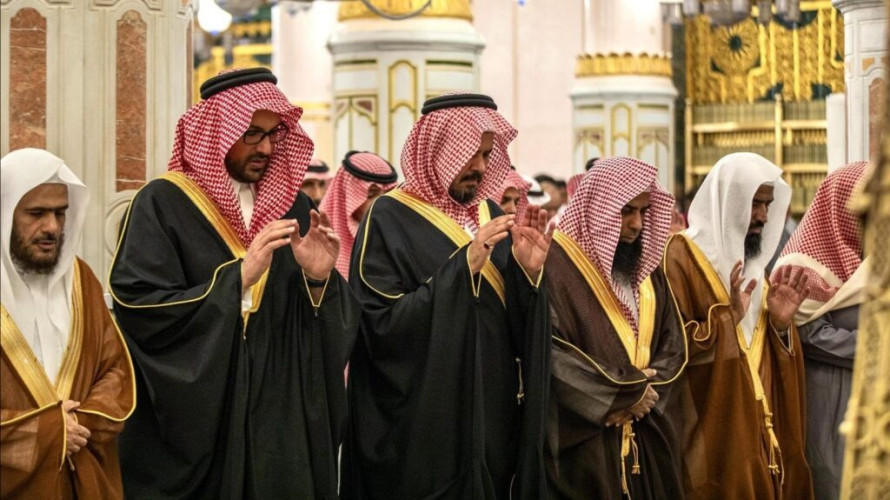 أمير منطقة المدينة المنورة يؤدي صلاة الميت على الشيخ عبدالعزيز الفالح رحمه الله