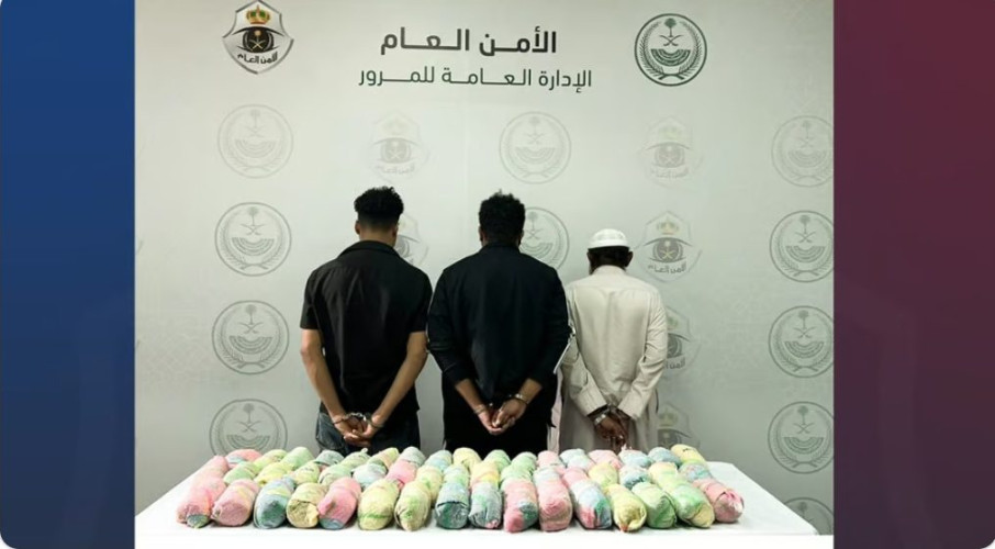 “مرور جدة” يطيح بـ3 مقيمين لترويجهم 13 كلجم من القات المخدر