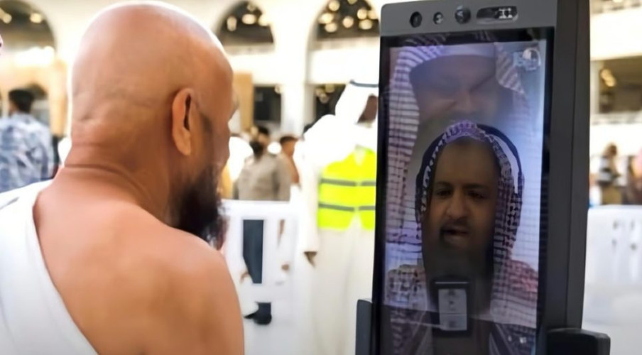 “الروبوت التوجيهي” بالمسجد الحرام يؤدي مهام الرد على استفسارات السائلين