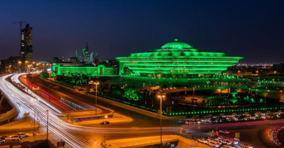 مباني “الداخلية” وقطاعاتها الأمنية تكتسي بالأخضر احتفاءً بيوم التأسيس