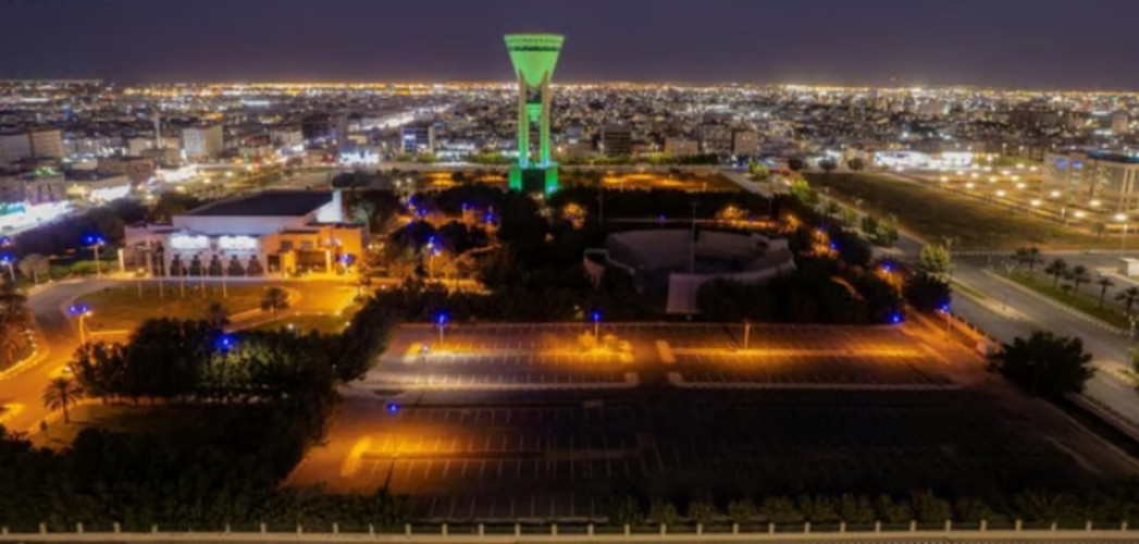 تبوك في يوم التأسيس.. المباني والميادين تكتسي بالأخضر احتفالًا وابتهاجًا