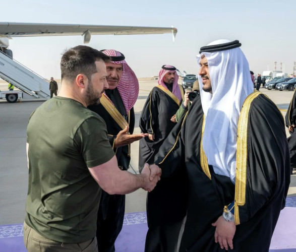 الرئيس الأوكراني يصل إلى الرياض وفي مقدمة مستقبليه نائب أمير المنطقة