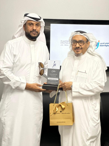 الوفاء لأهل العطاء.. رئيس مجلس إدارة تراحم جازان يكرم موظفي اللجنة المتعاونين سابقاً