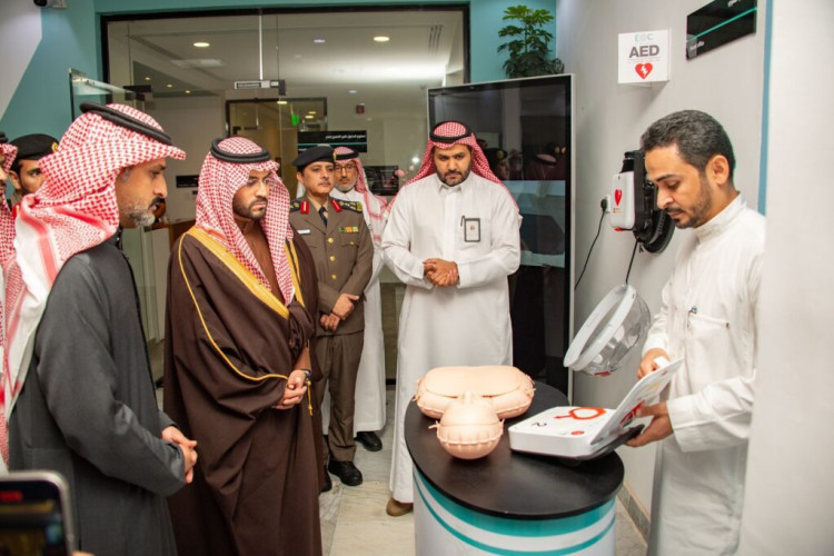 دشن خلالها جهاز مزيل الرجفان القلبي AED.. نائب أمير حائل يزور مركز إدارة الأزمات والكوارث الصحية بحائل