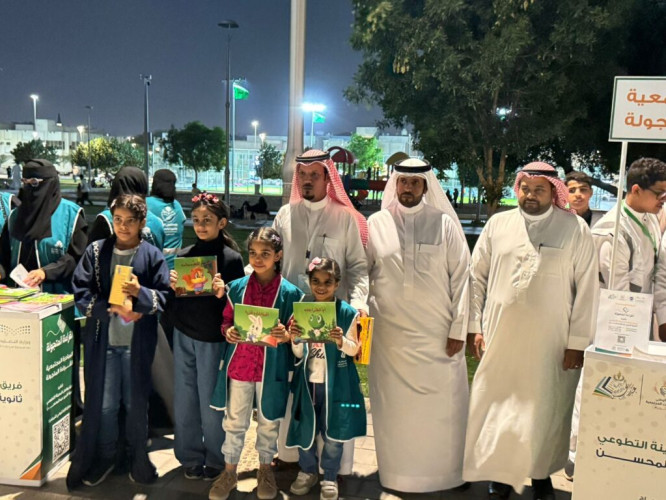 مبادرة القراءة المتجولة تحصد اكثر من 200 زائر في يومها الأول
