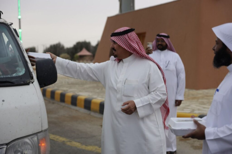 محافظ وادي الدواسر يشارك فريق مبادر التطوعي في توزيع وجبات إفطار الصائم
