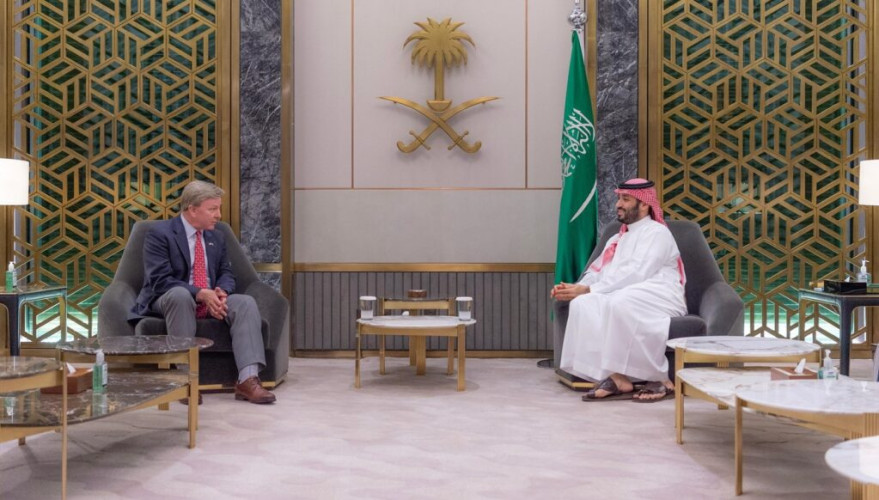 ولي العهد يستقبل رئيس لجنة القوات المسلحة في مجلس النواب الأمريكي
