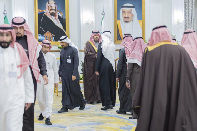 أمير منطقة الحدود الشمالية يستقبل منسوبي الإمارة المهنئين بشهر رمضان المبارك