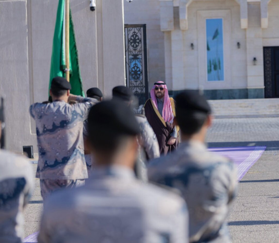 أمير الحدود الشمالية يشهد العرض العسكري بمناسبة يوم العلم
