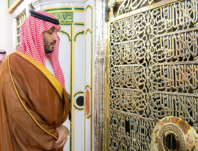 سمو ولي العهد يزور المسجد النبوي ومسجد قباء