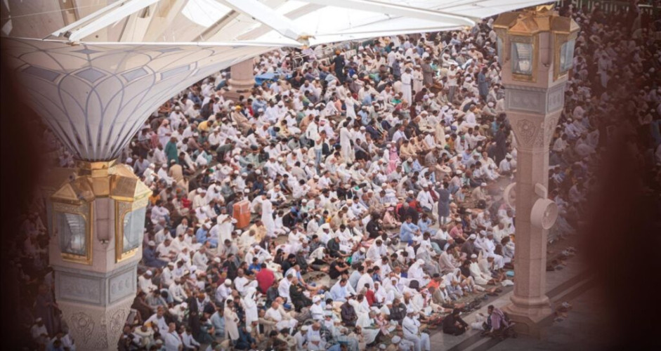 جموع المصلين يؤدون أول صلاة جمعة في شهر رمضان المبارك بالمسجد النبوي