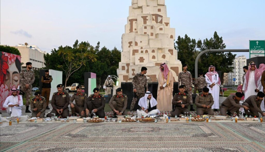 محافظ الطائف يشارك قادة القطاعات الأمنية الافطار الرمضاني في ميدان “باب الحزم”
