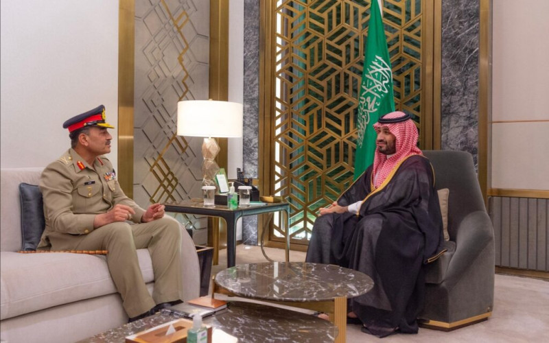 ولي العهد يستقبل قائد الجيش الباكستاني ويستعرض معه أوجه العلاقات الثنائية بين البلدين