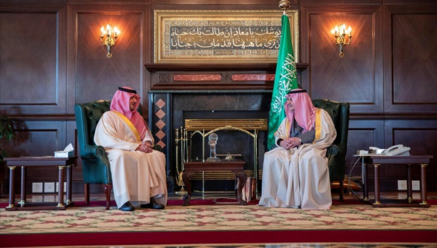 الأمير عبدالعزيز بن سعود يلتقي أمير منطقة تبوك ونائبه