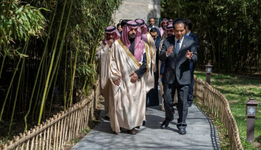 وزير الثقافة يلتقي رئيس جامعة بكين ويزور فرع مكتبة الملك عبد العزيز العامة بالجامعة