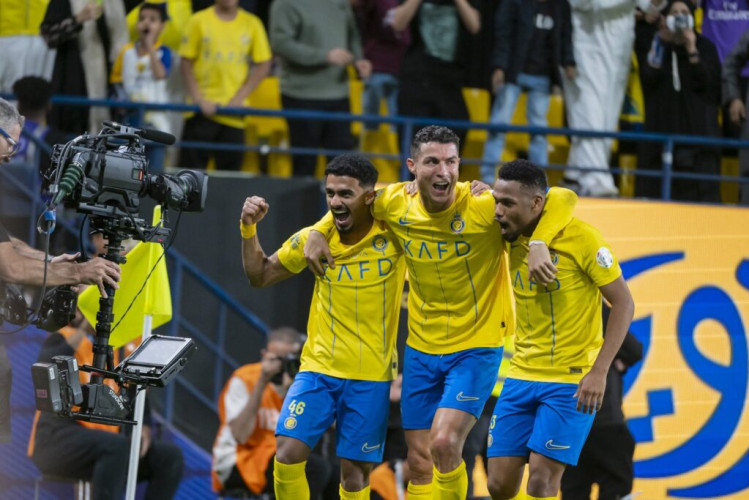 رونالدو يسجل هاتريك في فوز النصر بخماسية على الطائي