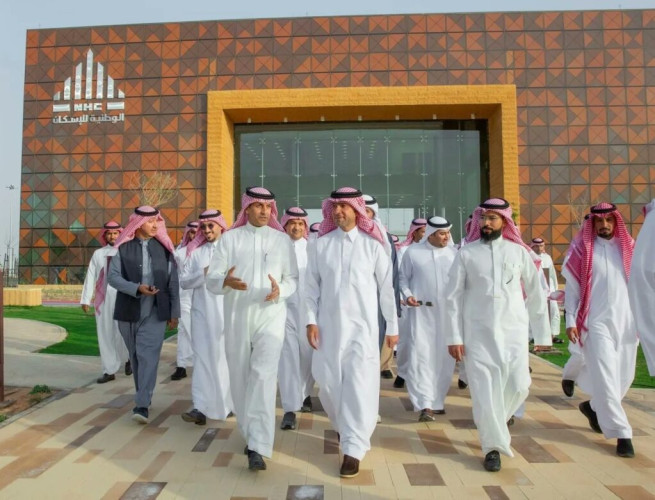وزير الشؤون البلدية والقروية والإسكان يفتتح مركز المبيعات وقرية العرض بضاحية الفرسان
