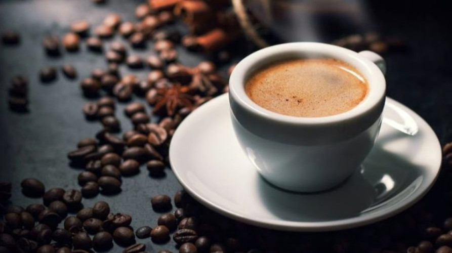 “عش بصحة”: الكافيين والمشروبات الغازية تسبّب الصداع خلال فترة الصيام