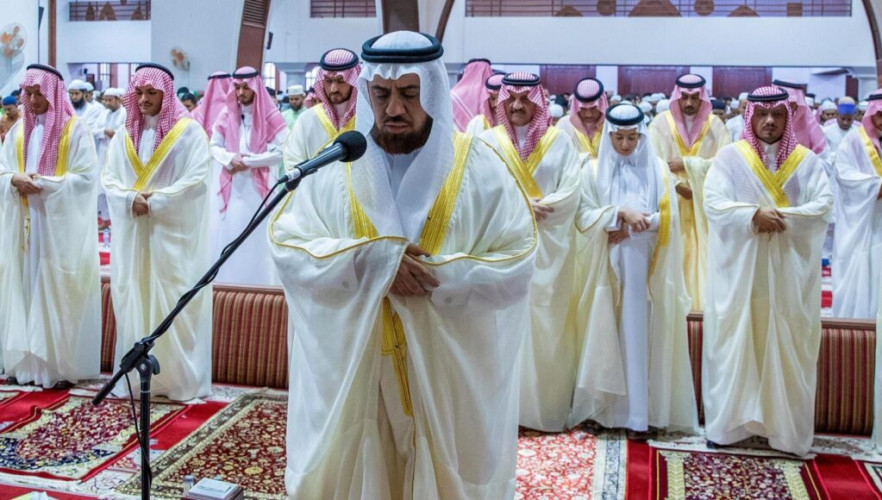 أمير المنطقة الشرقية يؤدي صلاة عيد الفطر المبارك