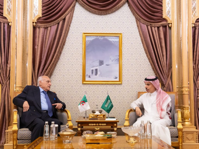 سمو وزير الخارجية يلتقي وزير خارجية الجزائر