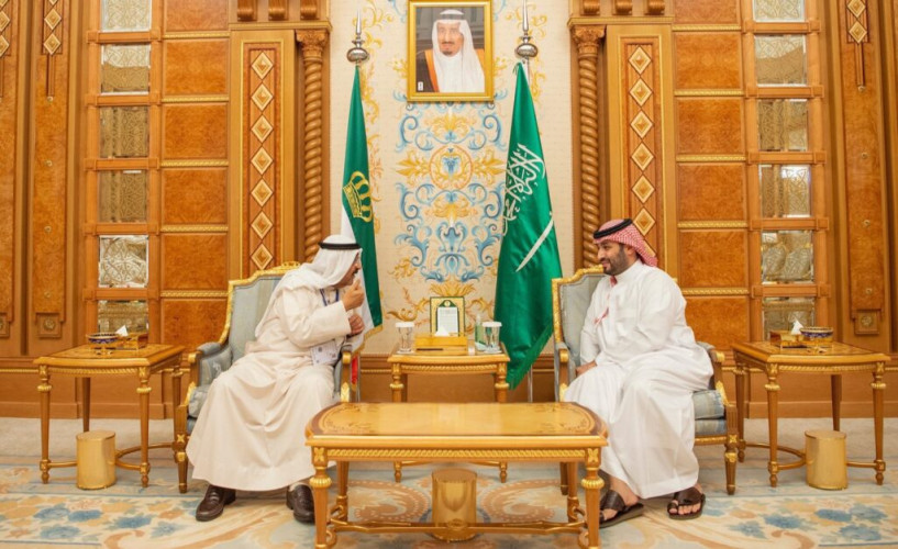 سمو ولي العهد يلتقي سمو أمير دولة الكويت