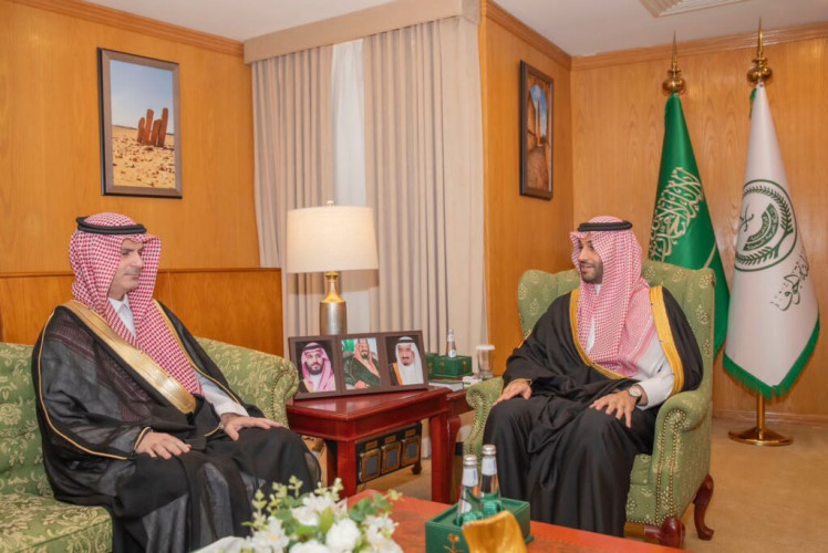 نائب أمير منطقة الجوف يطلع على سير العمل بالجامعة