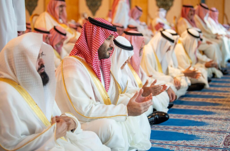 ولي العهد يؤدي صلاة عيد الفطر المبارك مع جموع المصلين في المسجد الحرام