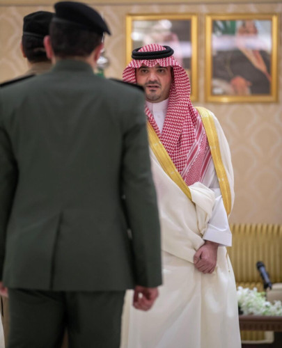 “وزير الداخلية” ينقل تهاني القيادة لمسؤولي الوزارة وقادة القطاعات بنجاح الخطط الأمنية