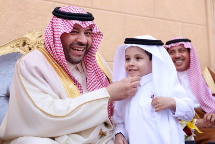 الأمير فيصل بن خالد بن سلطان يشارك سكان أحد أحياء مدينة عرعر معايدتهم بعيد الفطر المبارك