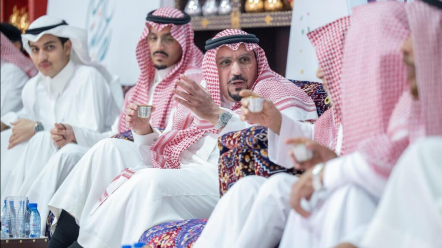 أمير منطقة القصيم يشارك في فعاليات “عيدنا في حينا”