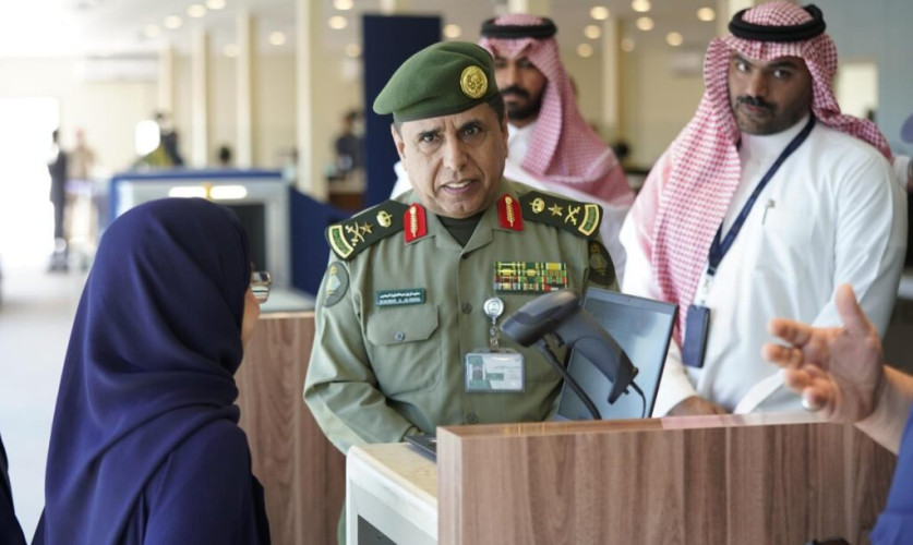 مدير عام الجوازات يتفقد سير العمل بجوازات مطار البحر الأحمر الدولي