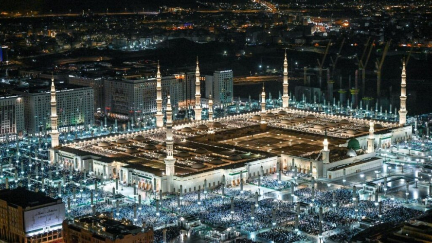 جموع المصلين يشهدون ختم القرآن بالمسجد النبوي