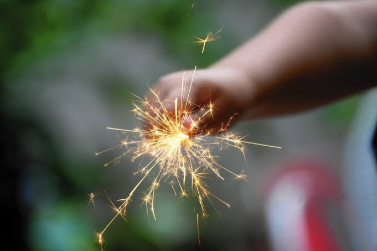 مديرية الدفاع المدني تُحذِّر من مخاطر الألعاب النارية