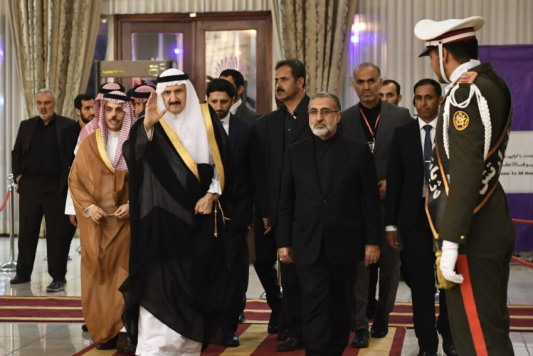 سمو الأمير منصور بن متعب وسمو وزير الخارجية ينقلان تعازي القيادة في وفاة الرئيس الإيراني ووزير الخارجية ومرافقيهما