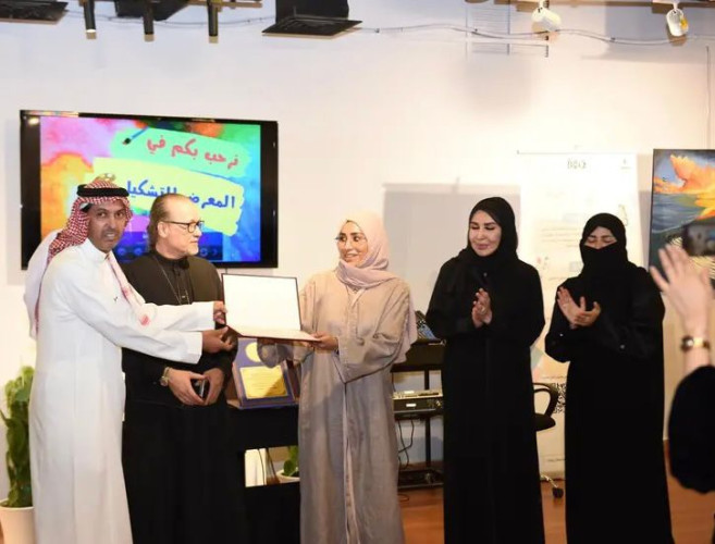 فنون جدة” تكرم 26 فنانة تشكيلية من طالبات جامعة الملك عبدالعزيز في معرض “سآي آرت”