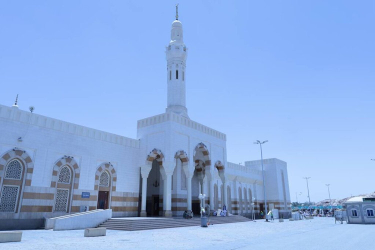 توزيع أساور تعريفية للإطفال في جامع سيد الشهداء بالمدينة