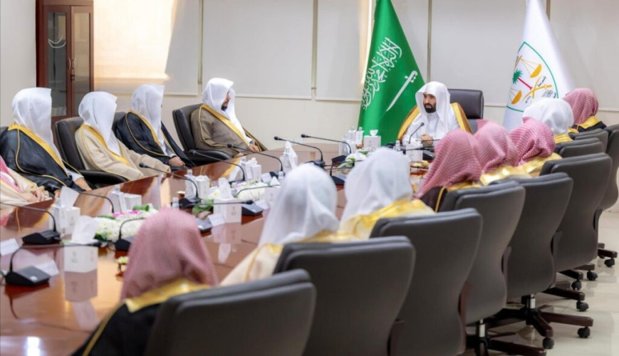 اليوسف يلتقي المستفيدين خلال زيارة تفقدية لمحاكم ديوان المظالم بمنطقة المدينة المنورة