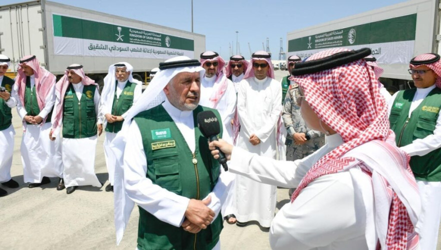 الدكتور الربيعة يُدشِّن باخرتين إغاثيتين للشعبين الفلسطيني والسوداني الشقيقين