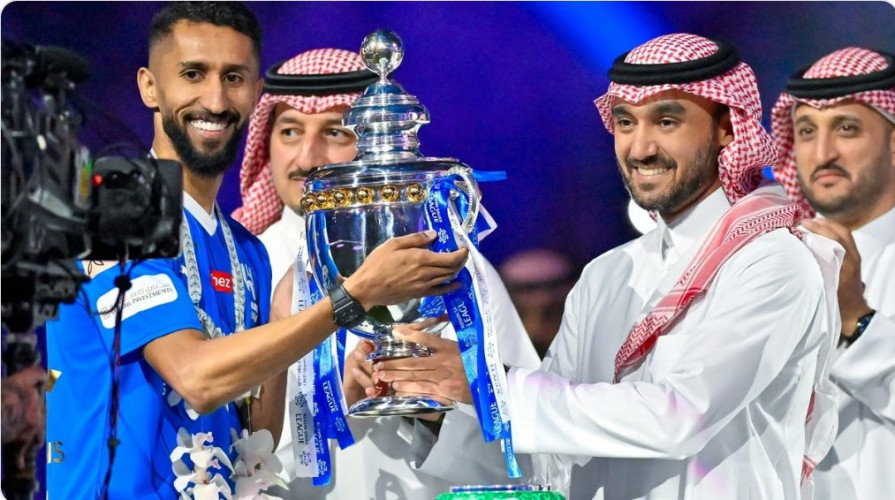 وزير الرياضة يبارك للهلال تتويجه بلقب دوري روشن