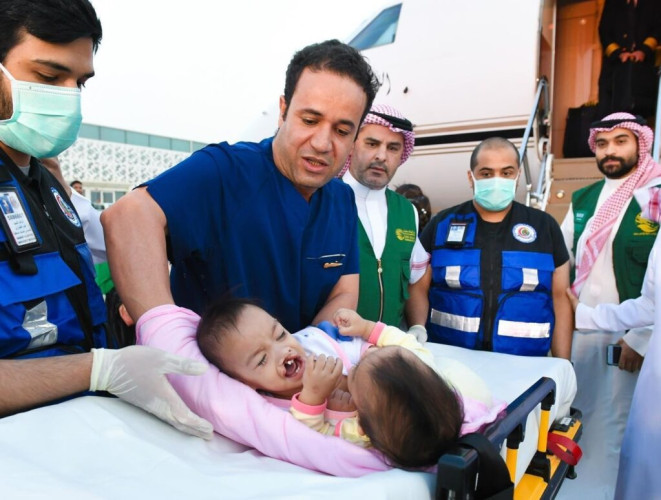 إنفاذًا لتوجيهات خادم الحرمين الشريفين وسمو ولي العهد.. وصول التوأم السيامي الفلبيني “أكيزا وعائشة” إلى الرياض