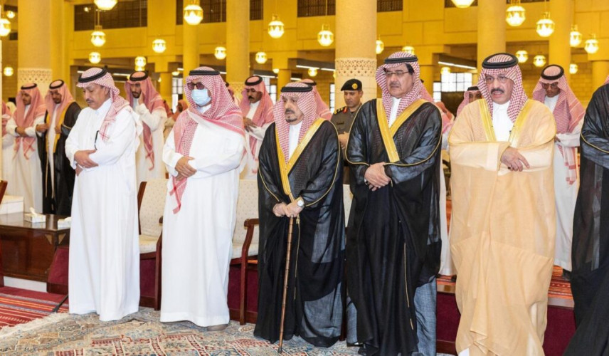 أمير منطقة الرياض يؤدي صلاة الميت على الأميرة منيرة بنت محمد بن تركي بن عبدالعزيز بن تركي آل سعود رحمها الله