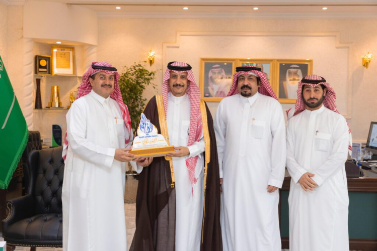 سمو محافظ حفر الباطن يتسلم العضوية الفخرية لجمعية سقياهم