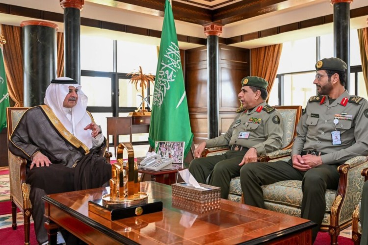 أمير تبوك يستقبل مدير عام الجوازات