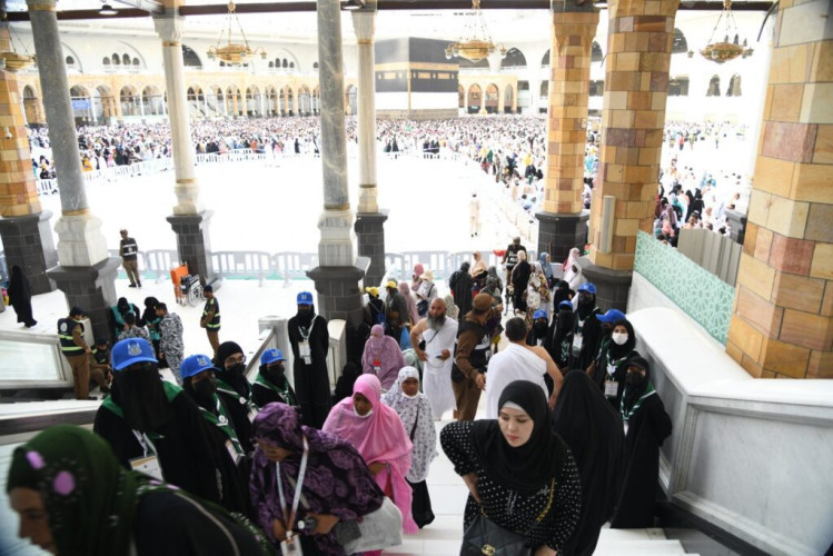 “فتيات الكشافة” يساهمن مع قوة أمن الحرم المكي في إدارة الحشود