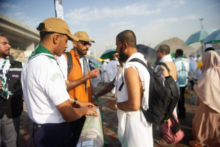 “الإرشاد الإلكتروني والمتجول” يختصر عملية إرشاد الحجاج في منى