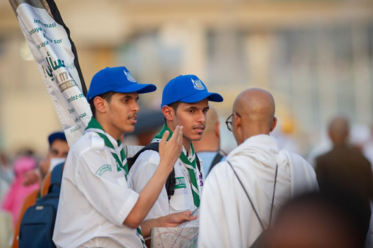 توأمان في معسكرات الكشافة يثيران استغراب الحجاج