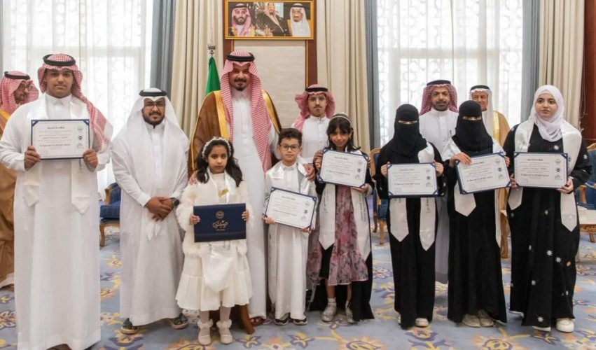 أمير المدينة المنورة يُكرّم الطلاب والطالبات الفائزين بجائزة المواطَنة المسؤولة